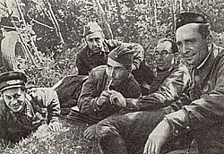 Группа писателей - военных корреспондентов: А.Суворов, К.Симонов, О.Курганов, Е.Краггер. Западный фронт, июль 1941 г.