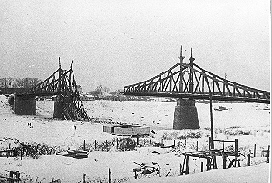 Декабрь 1941г. Разрушенный мост через Волгу. г. Калинин